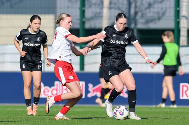 Marlene Mueller (RB Leipzig) und Alina Axtmann (SC Freiburg) kaempfen um den Ball, Google Pixel Frauen-Bundesliga, RB Leipzig v SC Freiburg, RB-Trainingszentrum am 22. March 2026 in Leipzig, Deutschland. (Foto von Marco Steinbrenner DeFodi Images) Marlene Mueller (RB Leipzig) und Alina Axtmann (SC Freiburg) battle for the ball, Google Pixel Frauen-Bundesliga, RB Leipzig v SC Freiburg, RB-Trainingszentrum, March 22, 2026 in Leipzig, Germany. (Photo by Marco Steinbrenner DeFodi Images) DFB DFL REGULATIONS PROHIBIT ANY USE OF PHOTOGRAPHS AS IMAGE SEQUENCES AND OR QUASI-VIDEO. -