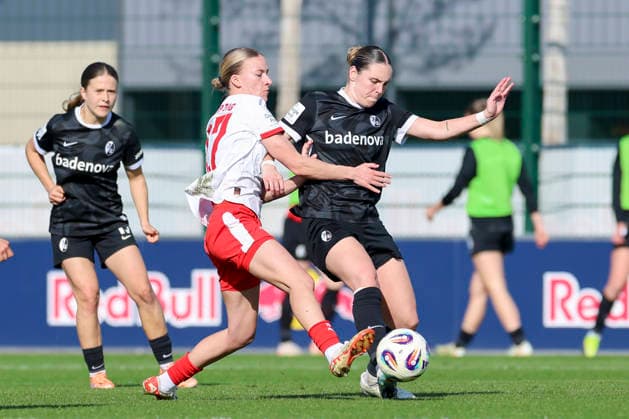 Marlene Mueller (RB Leipzig) und Alina Axtmann (SC Freiburg) kaempfen um den Ball, Google Pixel Frauen-Bundesliga, RB Leipzig v SC Freiburg, RB-Trainingszentrum am 22. March 2026 in Leipzig, Deutschland. (Foto von Marco Steinbrenner DeFodi Images) Marlene Mueller (RB Leipzig) und Alina Axtmann (SC Freiburg) battle for the ball, Google Pixel Frauen-Bundesliga, RB Leipzig v SC Freiburg, RB-Trainingszentrum, March 22, 2026 in Leipzig, Germany. (Photo by Marco Steinbrenner DeFodi Images) DFB DFL REGULATIONS PROHIBIT ANY USE OF PHOTOGRAPHS AS IMAGE SEQUENCES AND OR QUASI-VIDEO. -