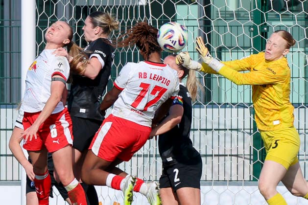 Sandra Starke (RB Leipzig), Luca Birkholz (SC Freiburg), Delice Boboy (RB Leipzig) und Torhueterin Rebecca Adamczyk (SC Freiburg) kaempfen um den Ball, Google Pixel Frauen-Bundesliga, RB Leipzig v SC Freiburg, RB-Trainingszentrum am 22. March 2026 in Leipzig, Deutschland. (Foto von Marco Steinbrenner DeFodi Images) Sandra Starke (RB Leipzig), Luca Birkholz (SC Freiburg), Delice Boboy (RB Leipzig) und Torhueterin Rebecca Adamczyk (SC Freiburg) battle for the ball, Google Pixel Frauen-Bundesliga, RB Leipzig v SC Freiburg, RB-Trainingszentrum, March 22, 2026 in Leipzig, Germany. (Photo by Marco Steinbrenner DeFodi Images) DFB DFL REGULATIONS PROHIBIT ANY USE OF PHOTOGRAPHS AS IMAGE SEQUENCES AND OR QUASI-VIDEO. -