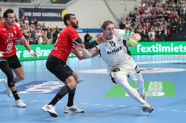 22.03.2026, xgox, Handball, EM-Qualifikation, Deutschland - Aegypten emspor v.l. Seif Elderea (Aegypten, 45), Miro Schluroff (Deutschland, 5) Zweikampf, Duell, Kampf, tackle Bremen