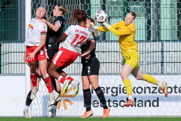 Sandra Starke (RB Leipzig), Luca Birkholz (SC Freiburg), Delice Boboy (RB Leipzig) und Torhueterin Rebecca Adamczyk (SC Freiburg) kaempfen um den Ball, Google Pixel Frauen-Bundesliga, RB Leipzig v SC Freiburg, RB-Trainingszentrum am 22. March 2026 in Leipzig, Deutschland. (Foto von Marco Steinbrenner DeFodi Images) Sandra Starke (RB Leipzig), Luca Birkholz (SC Freiburg), Delice Boboy (RB Leipzig) und Torhueterin Rebecca Adamczyk (SC Freiburg) battle for the ball, Google Pixel Frauen-Bundesliga, RB Leipzig v SC Freiburg, RB-Trainingszentrum, March 22, 2026 in Leipzig, Germany. (Photo by Marco Steinbrenner DeFodi Images) DFB DFL REGULATIONS PROHIBIT ANY USE OF PHOTOGRAPHS AS IMAGE SEQUENCES AND OR QUASI-VIDEO. -