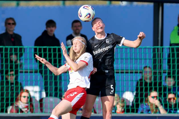 Kyra Spitzner (RB Leipzig) und Julia Stierli (SC Freiburg) kaempfen um den Ball, Google Pixel Frauen-Bundesliga, RB Leipzig v SC Freiburg, RB-Trainingszentrum am 22. March 2026 in Leipzig, Deutschland. (Foto von Marco Steinbrenner DeFodi Images) Kyra Spitzner (RB Leipzig) und Julia Stierli (SC Freiburg) battle for the ball, Google Pixel Frauen-Bundesliga, RB Leipzig v SC Freiburg, RB-Trainingszentrum, March 22, 2026 in Leipzig, Germany. (Photo by Marco Steinbrenner DeFodi Images) DFB DFL REGULATIONS PROHIBIT ANY USE OF PHOTOGRAPHS AS IMAGE SEQUENCES AND OR QUASI-VIDEO. -