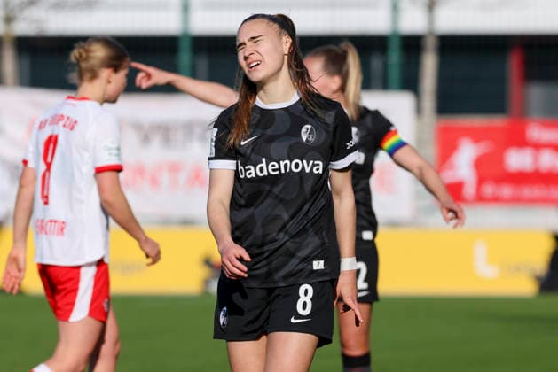 Alena Bienz (SC Freiburg) schaut enttaeuscht, Google Pixel Frauen-Bundesliga, RB Leipzig v SC Freiburg, RB-Trainingszentrum am 22. March 2026 in Leipzig, Deutschland. (Foto von Marco Steinbrenner DeFodi Images) Alena Bienz (SC Freiburg) looks dejected, Google Pixel Frauen-Bundesliga, RB Leipzig v SC Freiburg, RB-Trainingszentrum, March 22, 2026 in Leipzig, Germany. (Photo by Marco Steinbrenner DeFodi Images) DFB DFL REGULATIONS PROHIBIT ANY USE OF PHOTOGRAPHS AS IMAGE SEQUENCES AND OR QUASI-VIDEO. -