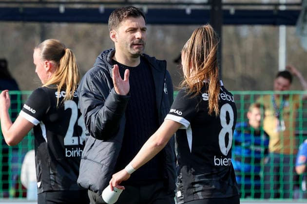 Trainer Edmond Kapllani (SC Freiburg) und Alena Bienz (SC Freiburg) geben sich die Hand, Google Pixel Frauen-Bundesliga, RB Leipzig v SC Freiburg, RB-Trainingszentrum am 22. March 2026 in Leipzig, Deutschland. (Foto von Marco Steinbrenner DeFodi Images) Trainer Edmond Kapllani (SC Freiburg) und Alena Bienz (SC Freiburg) shake hands, Google Pixel Frauen-Bundesliga, RB Leipzig v SC Freiburg, RB-Trainingszentrum, March 22, 2026 in Leipzig, Germany. (Photo by Marco Steinbrenner DeFodi Images) DFB DFL REGULATIONS PROHIBIT ANY USE OF PHOTOGRAPHS AS IMAGE SEQUENCES AND OR QUASI-VIDEO. -