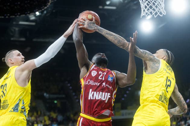 Sport Bilder des Tages Oldenburg, Niedersachsen, DEU, 22.03.2026, Eddy Edigin Jr (Mitte, Fitness First Würzburg Baskets), Tomislav Zubcic (links, EWE Baskets Oldenburg) und Michale Kyser (rechts, EWE Baskets Oldenburg). EWE Baskets Oldenburg vs. Fitness First Würzburg Baskets. Basketball. 1. Basketball-Bundesliga Saison 2025 2026, 23. Spieltag, Grosse EWE Arena. EWE Baskets Oldenburg vs. Fitness First Würzburg Baskets *** Oldenburg, Lower Saxony, DEU, 22 03 2026, Eddy Edigin Jr center, Fitness First Würzburg Baskets , Tomislav Zubcic left, EWE Baskets Oldenburg and Michale Kyser right, EWE Baskets Oldenburg EWE Baskets Oldenburg vs Fitness First Würzburg Baskets Basketball 1 Basketball Bundesliga Season 2025 2026, Matchday 23, Grosse EWE Arena EWE Baskets Oldenburg vs Fitness First Würzburg Baskets www.andreas-burmann.de