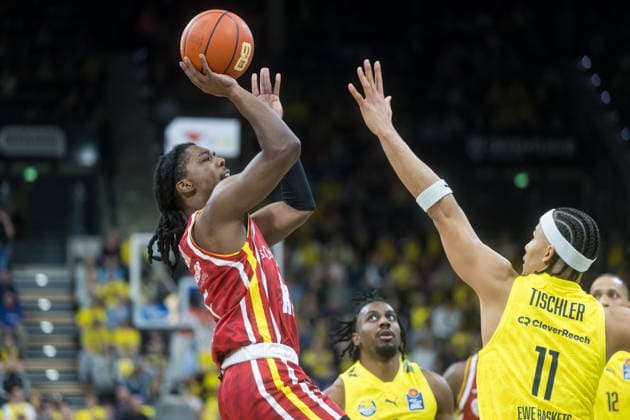 Oldenburg, Niedersachsen, DEU, 22.03.2026, Marcus Carr (links, Fitness First Würzburg Baskets) und Nicholas Tischler (rechts, EWE Baskets Oldenburg). EWE Baskets Oldenburg vs. Fitness First Würzburg Baskets. Basketball. 1. Basketball-Bundesliga Saison 2025 2026, 23. Spieltag, Grosse EWE Arena. EWE Baskets Oldenburg vs. Fitness First Würzburg Baskets