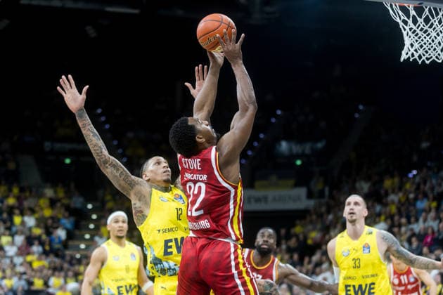 Oldenburg, Niedersachsen, DEU, 22.03.2026, Johnathan Stove (rechts, Fitness First Würzburg Baskets) und Michale Kyser (links, EWE Baskets Oldenburg). EWE Baskets Oldenburg vs. Fitness First Würzburg Baskets. Basketball. 1. Basketball-Bundesliga Saison 2025 2026, 23. Spieltag, Grosse EWE Arena. EWE Baskets Oldenburg vs. Fitness First Würzburg Baskets