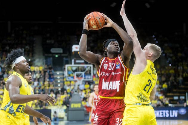 Oldenburg, Niedersachsen, DEU, 22.03.2026, Charles Thompson (Mitte, Fitness First Würzburg Baskets), Seth Hinrichs (rechts, EWE Baskets Oldenburg) und Brian Fobbs (links, EWE Baskets Oldenburg). EWE Baskets Oldenburg vs. Fitness First Würzburg Baskets. Basketball. 1. Basketball-Bundesliga Saison 2025 2026, 23. Spieltag, Grosse EWE Arena. EWE Baskets Oldenburg vs. Fitness First Würzburg Baskets
