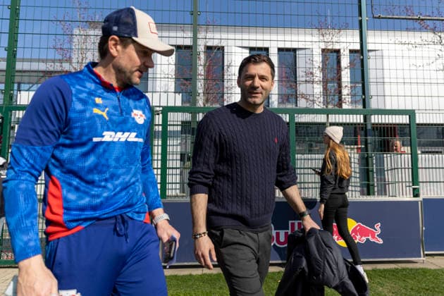 GER, Leipzig, Fußball, Google Pixel Frauen Bundesliga, 21. Spieltag, RB Leipzig vs. SC Freiburg im Bild v.l.: Michael Gurski ( Torwarttrainer RB Leipzig ) unterhaelt sich vor dem Spiel mit Edmond Kapllani (Trainer SC Freiburg), 22.03.2025, RB Leipzig Training Akademie Cottaweg Leipzig DFB REGULATIONS PROHIBIT ANY USE OF PHOTOGRAPHS AS IMAGE SEQUENCES AND OR QUASI-VIDEO, Copyright: HMBxMedia PaulxFritz