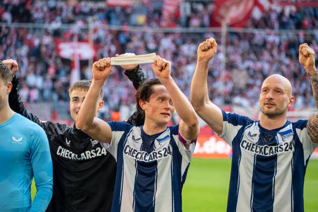 Deutschland: 2.Bundesliga 2025 26 Fortuna Düsseldorf vs Hertha BSC, 27. Spieltag - 22.03.2026 - MERKUR SPIEL-ARENA (Düsseldorf): nach dem Sieg und Toni Leistner (Hertha BSC,37) Fabian Reese (Hertha BSC,11)