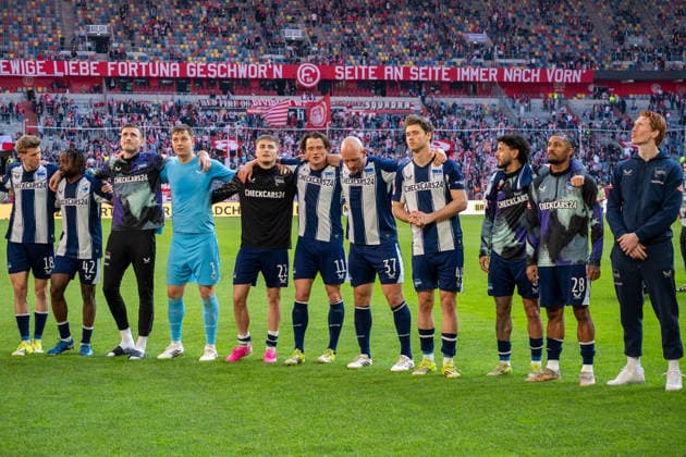 Deutschland: 2.Bundesliga 2025 26 Fortuna Düsseldorf vs Hertha BSC, 27. Spieltag - 22.03.2026 - MERKUR SPIEL-ARENA (Düsseldorf): nach dem Sieg Tjark Ernst (Hertha BSC,1) und Toni Leistner (Hertha BSC,37) Jeremy Dudziak (Hertha BSC,46)