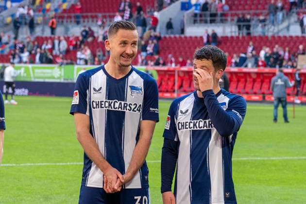 Deutschland: 2.Bundesliga 2025 26 Fortuna Düsseldorf vs Hertha BSC, 27. Spieltag - 22.03.2026 - MERKUR SPIEL-ARENA (Düsseldorf): nach dem Sieg Diego Demme (Hertha BSC,9) Paul Seguin (Hertha BSC,30)