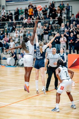 BB-1BL Damen Syntainics MBC Lions - TK Hannover Luchse Sprungball Serena Manala (TK Hannover Luchse), Sona Svetlikova (GISA Lions MBC) waehrend der Saison 2025-2026 in der DBBL Toyota Bundesliga Syntainics MBC Lions und TK Hannover Luchse in der SWH Arena am 22. March 2026 in Halle Saale, Sachsen Anhalt, Deutschland