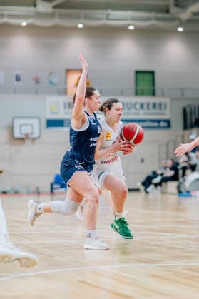 BB-1BL Damen Syntainics MBC Lions - TK Hannover Luchse Lovisa Hjern (TK Hannover Luchse), Anna Suckstorff (GISA Lions MBC) waehrend der Saison 2025-2026 in der DBBL Toyota Bundesliga Syntainics MBC Lions und TK Hannover Luchse in der SWH Arena am 22. March 2026 in Halle Saale, Sachsen Anhalt, Deutschland