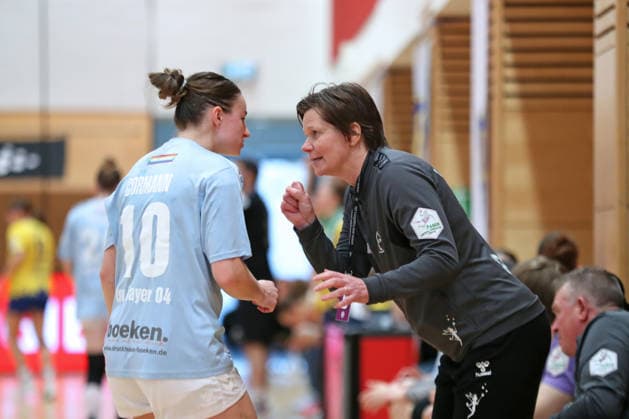 Handball, 2. Alsco HBF: HC Leipzig - Bayer 04 Leverkusen; 22.03.2026 Trainerin Sybille Gruner (Bayer Leverkusen) gibt Hinweise an Sophia Cormann (10, Bayer Leverkusen). 2. Alsco Handball Bundesliga Frauen, HBF, Saison 2025 2026, 21. Spieltag: HC Leipzig vs. TSV Bayer 04 Leverkusen am 22.03.2026 in der Sporthalle Brüderstraße Leipzig. Copyright: xBEAUTIFULxSPORTS JanxKaeferx
