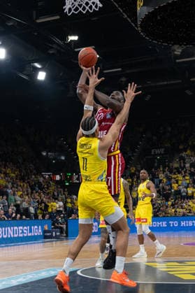 GER, Basketball, easy Credit- BBL, EWE Baskets Oldenburg vs Fitness First Würzburg Baskets 22.03.2026, EWE Arena, Oldenburg, GER, easy Credit-BBL, EWE Baskets Oldenburg vs Fitness First Würzburg Baskets, im Bild Eddy EDIGIN ( FIT One WuÌˆrzburg Baskets 27 ) Nicholas TISCHLER ( EWE Baskets Oldenburg 11 )