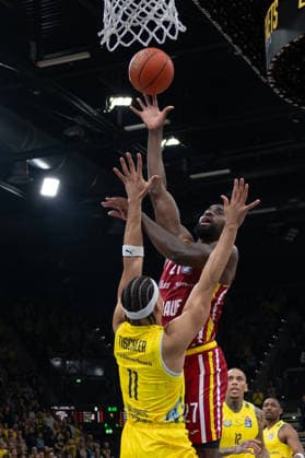 GER, Basketball, easy Credit- BBL, EWE Baskets Oldenburg vs Fitness First Würzburg Baskets 22.03.2026, EWE Arena, Oldenburg, GER, easy Credit-BBL, EWE Baskets Oldenburg vs Fitness First Würzburg Baskets, im Bild Eddy EDIGIN ( FIT One WuÌˆrzburg Baskets 27 ) Nicholas TISCHLER ( EWE Baskets Oldenburg 11 )