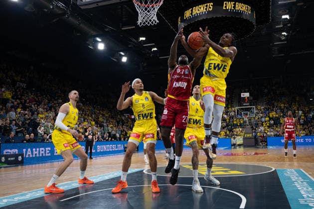 GER, Basketball, easy Credit- BBL, EWE Baskets Oldenburg vs Fitness First Würzburg Baskets 22.03.2026, EWE Arena, Oldenburg, GER, easy Credit-BBL, EWE Baskets Oldenburg vs Fitness First Würzburg Baskets, im Bild Eddy EDIGIN ( FIT One WuÌˆrzburg Baskets 27 ) Nicholas TISCHLER ( EWE Baskets Oldenburg 11 ) Chris CLEMONS ( EWE Baskets Oldenburg 3 ) Tomislav ZUBCIC ( EWE Baskets Oldenburg 33 )