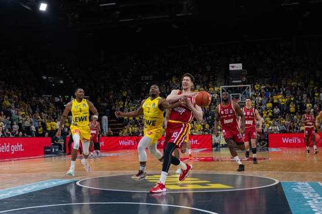GER, Basketball, easy Credit- BBL, EWE Baskets Oldenburg vs Fitness First Würzburg Baskets 22.03.2026, EWE Arena, Oldenburg, GER, easy Credit-BBL, EWE Baskets Oldenburg vs Fitness First Würzburg Baskets, im Bild Alen PJANIC ( FIT One WuÌˆrzburg Baskets 35 ) Chris CLEMONS ( EWE Baskets Oldenburg 3 )
