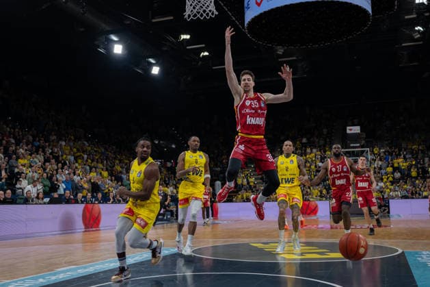 GER, Basketball, easy Credit- BBL, EWE Baskets Oldenburg vs Fitness First Würzburg Baskets 22.03.2026, EWE Arena, Oldenburg, GER, easy Credit-BBL, EWE Baskets Oldenburg vs Fitness First Würzburg Baskets, im Bild Alen PJANIC ( FIT One WuÌˆrzburg Baskets 35 ) Chris CLEMONS ( EWE Baskets Oldenburg 3 )