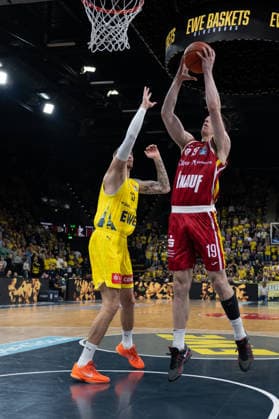 GER, Basketball, easy Credit- BBL, EWE Baskets Oldenburg vs Fitness First Würzburg Baskets 22.03.2026, EWE Arena, Oldenburg, GER, easy Credit-BBL, EWE Baskets Oldenburg vs Fitness First Würzburg Baskets, im Bild Christian SKLADANOWSKI ( FIT One WuÌˆrzburg Baskets 19 ) Tomislav ZUBCIC ( EWE Baskets Oldenburg 33 )