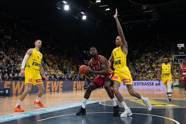 GER, Basketball, easy Credit- BBL, EWE Baskets Oldenburg vs Fitness First Würzburg Baskets 22.03.2026, EWE Arena, Oldenburg, GER, easy Credit-BBL, EWE Baskets Oldenburg vs Fitness First Würzburg Baskets, im Bild Eddy EDIGIN ( FIT One WuÌˆrzburg Baskets 27 ) Michale KYSER ( EWE Baskets Oldenburg 12 ) Tomislav ZUBCIC ( EWE Baskets Oldenburg 33 )