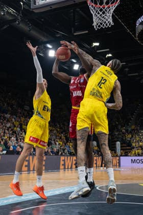 GER, Basketball, easy Credit- BBL, EWE Baskets Oldenburg vs Fitness First Würzburg Baskets 22.03.2026, EWE Arena, Oldenburg, GER, easy Credit-BBL, EWE Baskets Oldenburg vs Fitness First Würzburg Baskets, im Bild Eddy EDIGIN ( FIT One WuÌˆrzburg Baskets 27 ) Michale KYSER ( EWE Baskets Oldenburg 12 ) Tomislav ZUBCIC ( EWE Baskets Oldenburg 33 )
