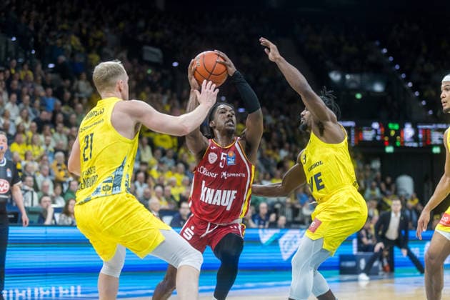 Oldenburg, Niedersachsen, DEU, 22.03.2026, Marcus Carr (Mitte, Fitness First Würzburg Baskets), Seth Hinrichs (links, EWE Baskets Oldenburg) und Christopher Clemons (rechts, EWE Baskets Oldenburg). EWE Baskets Oldenburg vs. Fitness First Würzburg Baskets. Basketball. 1. Basketball-Bundesliga Saison 2025 2026, 23. Spieltag, Grosse EWE Arena. EWE Baskets Oldenburg vs. Fitness First Würzburg Baskets