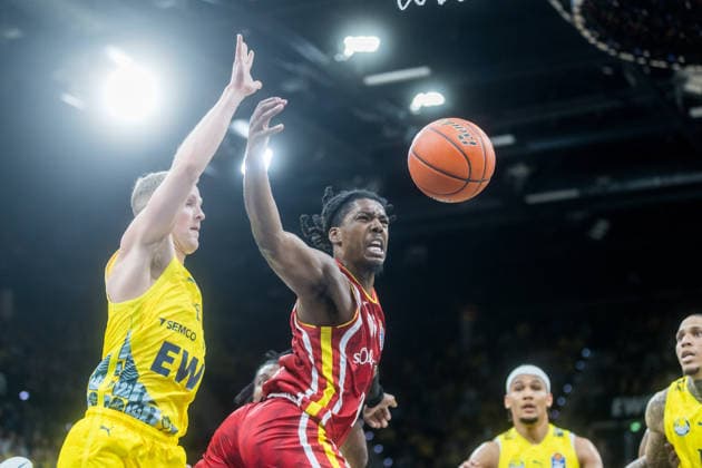 Oldenburg, Niedersachsen, DEU, 22.03.2026, Marcus Carr (Mitte, Fitness First Würzburg Baskets), Seth Hinrichs (links, EWE Baskets Oldenburg) EWE Baskets Oldenburg vs. Fitness First Würzburg Baskets. Basketball. 1. Basketball-Bundesliga Saison 2025 2026, 23. Spieltag, Grosse EWE Arena. EWE Baskets Oldenburg vs. Fitness First Würzburg Baskets