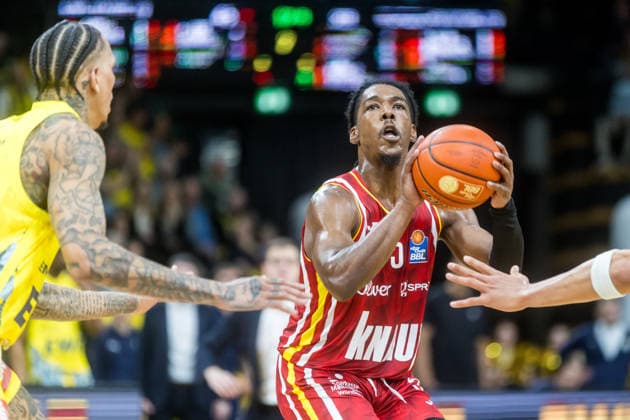 Oldenburg, Niedersachsen, DEU, 22.03.2026, Marcus Carr (rechts, Fitness First Würzburg Baskets) Michale Kyser (links, EWE Baskets Oldenburg). EWE Baskets Oldenburg vs. Fitness First Würzburg Baskets. Basketball. 1. Basketball-Bundesliga Saison 2025 2026, 23. Spieltag, Grosse EWE Arena. EWE Baskets Oldenburg vs. Fitness First Würzburg Baskets