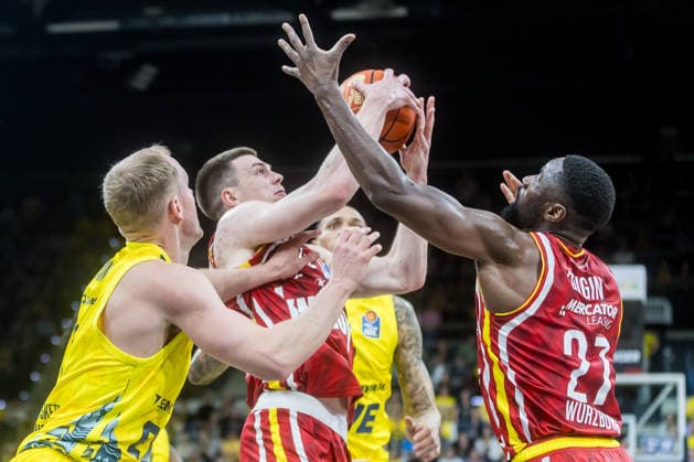Oldenburg, Niedersachsen, DEU, 22.03.2026, Seth Hinrichs (links, EWE Baskets Oldenburg)m Christian Skladanowski (links, Fitness First Würzburg Baskets), Michale Kyser (Mitte, EWE Baskets Oldenburg) und Eddy Edigin Jr (rechts, Fitness First Würzburg Baskets). EWE Baskets Oldenburg vs. Fitness First Würzburg Baskets. Basketball. 1. Basketball-Bundesliga Saison 2025 2026, 23. Spieltag, Grosse EWE Arena. EWE Baskets Oldenburg vs. Fitness First Würzburg Baskets