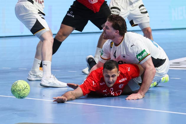 22.03.2026, Handball, Länderspiel Herren, Deutschland - Ägypten, ÖVB-Arena Bremen: Johannes Golla (Germany 04) liegt nach Zweikampf auf Nabil Sherif (Egypt 02) xKamilxWilkowskixPressefotoKochx Bremen Deutschland