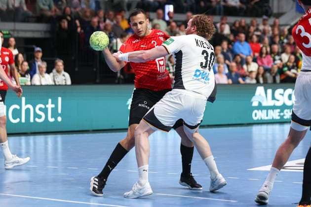 22.03.2026, Handball, Länderspiel Herren, Deutschland - Ägypten, ÖVB-Arena Bremen: Nabil Sherif (Egypt 02) im Zweikampf mit Tom Kiesler (Germany 30) xKamilxWilkowskixPressefotoKochx Bremen Deutschland