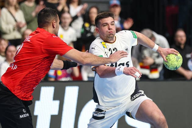 22.03.2026, Handball, Länderspiel Herren, Deutschland - Ägypten, ÖVB-Arena Bremen: Renars Uscins (Germany 23) im Zweikampf gegen Mahmoud Abdelaziz (Egypt 35) xKamilxWilkowskixPressefotoKochx Bremen Deutschland