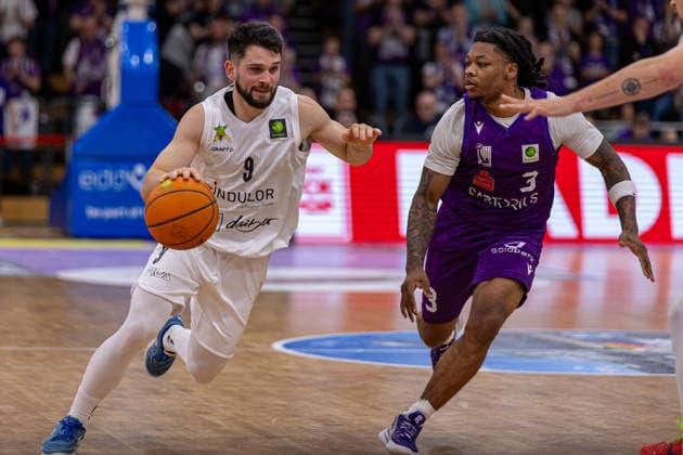 ProA, BG Goettingen vs. Artland Dragons, Sparkassen-Arena Goettingen; 22.03.2026 ProA, Goettingen, Germany - 22.03.2026: Buzz Anthony (Artland Dragons, 9) am Ball gegen Jordan Sears (BG Goettingen, 3), Barmer ProA 2. Basketball Bundesliga, Spiel der BG Goettingen vs. Artland Dragons, Sparkassen-Arena Goettingen Copyright: xBEAUTIFULxSPORTS Freudensteinx