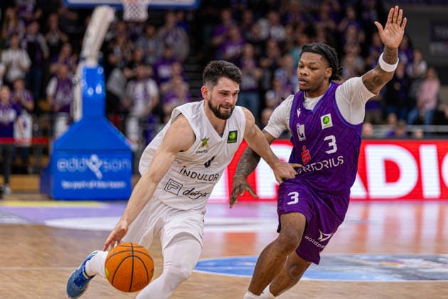 ProA, BG Goettingen vs. Artland Dragons, Sparkassen-Arena Goettingen; 22.03.2026 ProA, Goettingen, Germany - 22.03.2026: Buzz Anthony (Artland Dragons, 9) am Ball gegen Jordan Sears (BG Goettingen, 3), Barmer ProA 2. Basketball Bundesliga, Spiel der BG Goettingen vs. Artland Dragons, Sparkassen-Arena Goettingen Copyright: xBEAUTIFULxSPORTS Freudensteinx