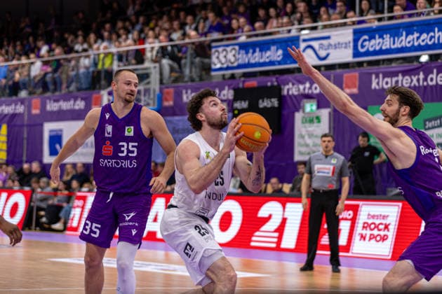 ProA, BG Goettingen vs. Artland Dragons, Sparkassen-Arena Goettingen; 22.03.2026 ProA, Goettingen, Germany - 22.03.2026: Ben Burnham (Artland Dragons, 25) beim Ansetzen zum Korbwurf vorbei an Wes Dreamer (BG Goettingen, 35), Barmer ProA 2. Basketball Bundesliga, Spiel der BG Goettingen vs. Artland Dragons, Sparkassen-Arena Goettingen Copyright: xBEAUTIFULxSPORTS Freudensteinx