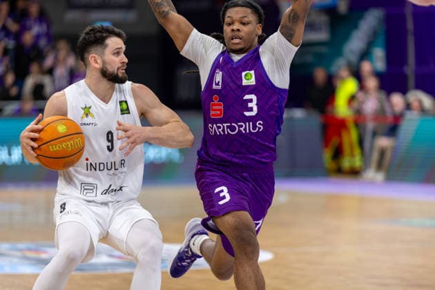 ProA, BG Goettingen vs. Artland Dragons, Sparkassen-Arena Goettingen; 22.03.2026 ProA, Goettingen, Germany - 22.03.2026: Buzz Anthony (Artland Dragons, 9) am Ball gegen Jordan Sears (BG Goettingen, 3), Barmer ProA 2. Basketball Bundesliga, Spiel der BG Goettingen vs. Artland Dragons, Sparkassen-Arena Goettingen Copyright: xBEAUTIFULxSPORTS Freudensteinx
