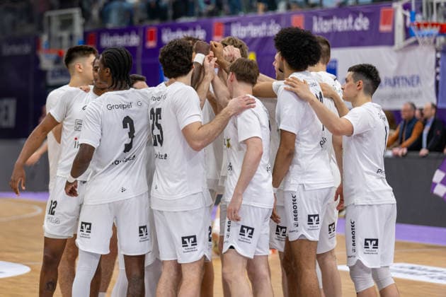 ProA, BG Goettingen vs. Artland Dragons, Sparkassen-Arena Goettingen; 22.03.2026 ProA, Goettingen, Germany - 22.03.2026: Artland Dragons beim Abklatschen, Barmer ProA 2. Basketball Bundesliga, Spiel der BG Goettingen vs. Artland Dragons, Sparkassen-Arena Goettingen Copyright: xBEAUTIFULxSPORTS Freudensteinx