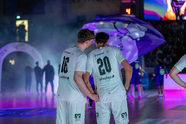 ProA, BG Goettingen vs. Artland Dragons, Sparkassen-Arena Goettingen; 22.03.2026 ProA, Goettingen, Germany - 22.03.2026: Fynn Lastring (Artland Dragons, 16) und Linus Ruf (Artland Dragons, 20) beim Einlauf der BG Goettingen, Barmer ProA 2. Basketball Bundesliga, Spiel der BG Goettingen vs. Artland Dragons, Sparkassen-Arena Goettingen Copyright: xBEAUTIFULxSPORTS Freudensteinx