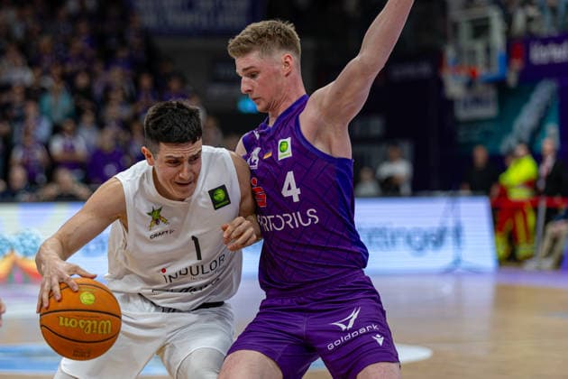 ProA, BG Goettingen vs. Artland Dragons, Sparkassen-Arena Goettingen; 22.03.2026 ProA, Goettingen, Germany - 22.03.2026: Nate Petrone (Artland Dragons, 1) gegen Daniel Kirchner (BG Goettingen, 4), Barmer ProA 2. Basketball Bundesliga, Spiel der BG Goettingen vs. Artland Dragons, Sparkassen-Arena Goettingen Copyright: xBEAUTIFULxSPORTS Freudensteinx