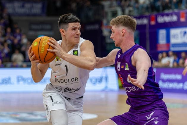ProA, BG Goettingen vs. Artland Dragons, Sparkassen-Arena Goettingen; 22.03.2026 ProA, Goettingen, Germany - 22.03.2026: Nate Petrone (Artland Dragons, 1) gegen Daniel Kirchner (BG Goettingen, 4), Barmer ProA 2. Basketball Bundesliga, Spiel der BG Goettingen vs. Artland Dragons, Sparkassen-Arena Goettingen Copyright: xBEAUTIFULxSPORTS Freudensteinx