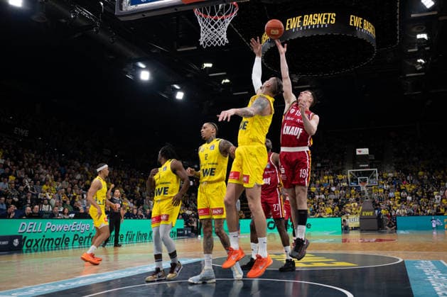 GER, Basketball, easy Credit- BBL, EWE Baskets Oldenburg vs Fitness First Würzburg Baskets 22.03.2026, EWE Arena, Oldenburg, GER, easy Credit-BBL, EWE Baskets Oldenburg vs Fitness First Würzburg Baskets, im Bild Christian SKLADANOWSKI ( FIT One WuÌˆrzburg Baskets 19 ) Tomislav ZUBCIC ( EWE Baskets Oldenburg 33 )