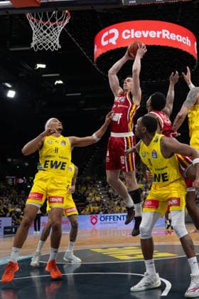 GER, Basketball, easy Credit- BBL, EWE Baskets Oldenburg vs Fitness First Würzburg Baskets 22.03.2026, EWE Arena, Oldenburg, GER, easy Credit-BBL, EWE Baskets Oldenburg vs Fitness First Würzburg Baskets, im Bild Christian SKLADANOWSKI ( FIT One WuÌˆrzburg Baskets 19 ) Nicholas TISCHLER ( EWE Baskets Oldenburg 11 ) Kyle LOFTON ( EWE Baskets Oldenburg 0 )