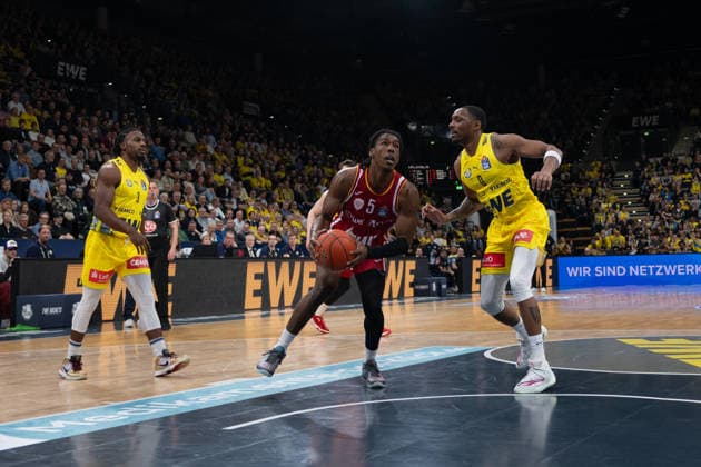 GER, Basketball, easy Credit- BBL, EWE Baskets Oldenburg vs Fitness First Würzburg Baskets 22.03.2026, EWE Arena, Oldenburg, GER, easy Credit-BBL, EWE Baskets Oldenburg vs Fitness First Würzburg Baskets, im Bild Marcus CARR ( FIT One WuÌˆrzburg Baskets 5 ) Kyle LOFTON ( EWE Baskets Oldenburg 0 )