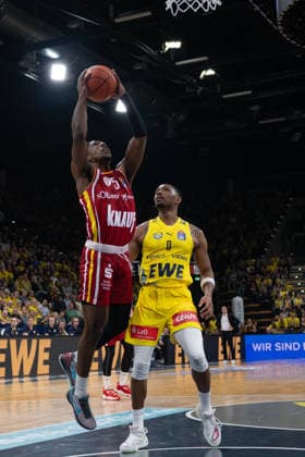 GER, Basketball, easy Credit- BBL, EWE Baskets Oldenburg vs Fitness First Würzburg Baskets 22.03.2026, EWE Arena, Oldenburg, GER, easy Credit-BBL, EWE Baskets Oldenburg vs Fitness First Würzburg Baskets, im Bild Marcus CARR ( FIT One WuÌˆrzburg Baskets 5 ) Kyle LOFTON ( EWE Baskets Oldenburg 0 )