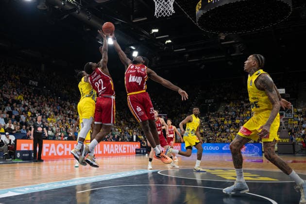 GER, Basketball, easy Credit- BBL, EWE Baskets Oldenburg vs Fitness First Würzburg Baskets 22.03.2026, EWE Arena, Oldenburg, GER, easy Credit-BBL, EWE Baskets Oldenburg vs Fitness First Würzburg Baskets, im Bild Charles THOMPSON ( FIT One WuÌˆrzburg Baskets 32 ) Johnathan STOVE ( FIT One WuÌˆrzburg Baskets 22 ) Chris CLEMONS ( EWE Baskets Oldenburg 3 ) Michale KYSER ( EWE Baskets Oldenburg 12 )