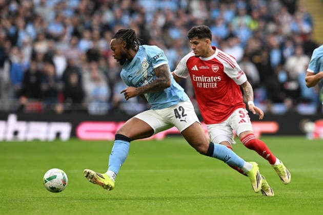 Arsenal v Manchester City, EFL Cup, Cup Final Antoine Semenyo (42) of Manchester City battles for possession with Piero Hincapie (5) of Arsenal during the EFL Cup match between Arsenal and Manchester City at Wembley Stadium, London, UK on 22 March 2026. London Wembley Stadium Greater London UK Editorial use only DataCo restrictions apply See www.football-dataco.com , Copyright: xGrahamxHuntx PSI-23937-0040