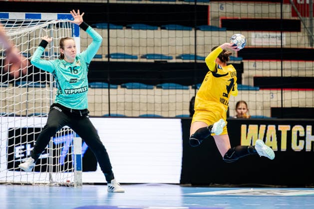 Hamm, 22.03.2026, Handball, Damen, EHF Champions League, Play-offs, 2025 2026: BVB Borussia Dortmund FTC Rail-Cargo Hungaria Kelly Vollebregt (BVB, 31) beim Torwurf Blanka Böde-Biro (FTC Rail-Cargo Hungaria, 16) Hamm Westpress Arena NRW Germany