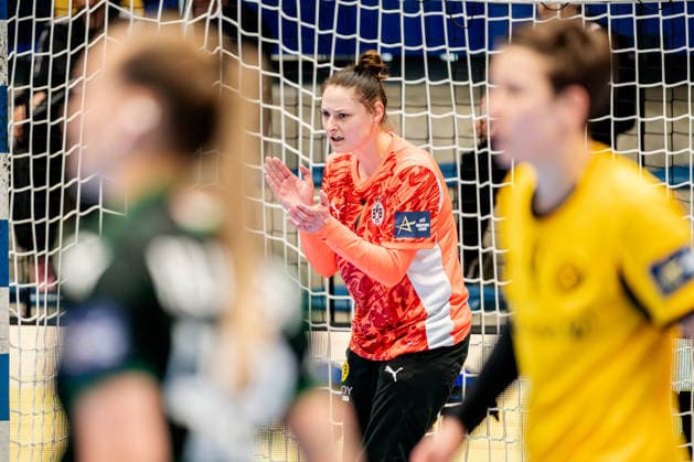 Hamm, 22.03.2026, Handball, Damen, EHF Champions League, Play-offs, 2025 2026: BVB Borussia Dortmund FTC Rail-Cargo Hungaria Melinda Szikora (BVB, 7) feuert ihre Mannschaft an Hamm Westpress Arena NRW Germany